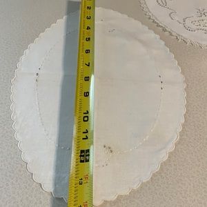 10 vintage oval and round doilies